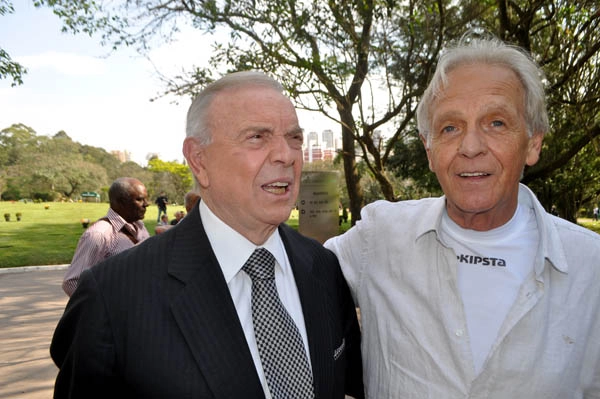 José Maria Marin e o ex-goleiro Ado no Cemitério do Morumby, em 26 de agosto de 2013, dia do sepultamento de Gylmar dos Santos Neves. Atrás de Marin, Olten Ayres de Abreu. Foto: Marcos Júnior/Portal TT