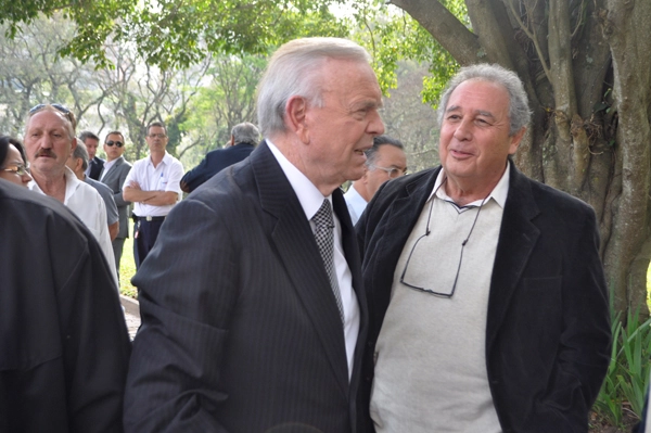 José Maria Marin e Fernando Casal de Rey no Cemitério do Morumby, em 26 de agosto de 2013, dia do sepultamento de Gylmar dos Santos Neves. Foto: Marcos Júnior/Portal TT