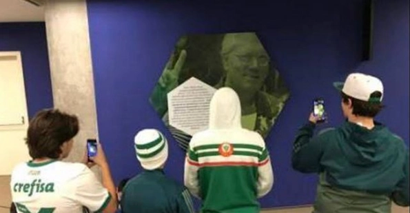 Os netos de Joelmir Beting apreciam a homenagem que o Palmeiras fez ao avô e eternizou em seu estádio. Foto: Reprodução/Instagram