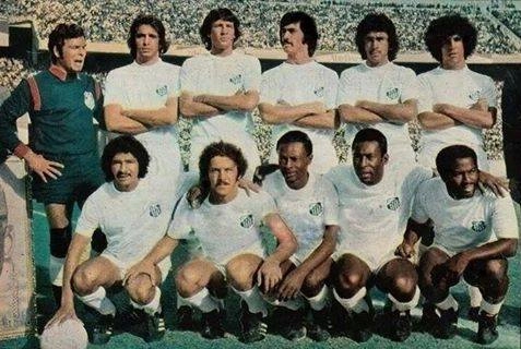 Foto de 20 de fevereiro de 1973, em um jogo no Egito entre Santos x Ah Ahly. Da esquerda para a direita: Cláudio César de Aguiar Mauriz, Mário Peres Ulibarri, Hermes, Vicente, Clodoaldo e Zé Carlos. Agachados, no mesmo sentindo: Manoel Maria, Brecha, Euzébio, Pelé e Edu. Foto: reprodução