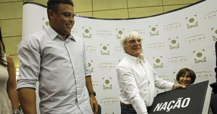 Bernie Ecclestone participa do lançamento de livro da F-1; quando ganhou um livro do Corinthians do Fenômeno. Foto: UOL