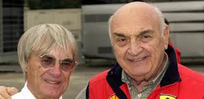 Bernie Ecclestone e José Froilán Gonzales, primeiro piloto a vencer com a Ferrari em uma corrida de Fórmula 1. Foto: UOL