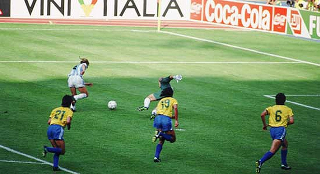 Caniggia, após receber passe de Maradona, dribla Taffarel para fazer Argentina 1 x 0 Brasil nas oitavas de final da Copa da Itália, em 24 de junho de 1990. Três brasileiros observam o lance: Mauro Galvão (21), Ricardo Rocha (19) e Branco (6). Foto: Divulgação