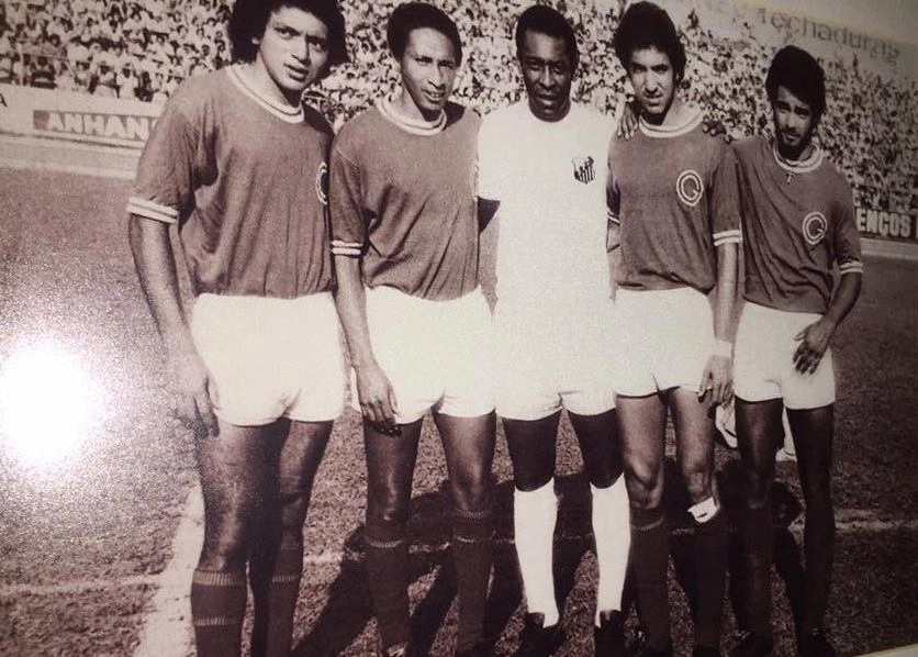 Foto tirada no jogo em que Pelé fez seus últimos gols pelo Santos, no empate de 2 a 2 contra o Guarani, no Brinco de Ouro, dia 22 de setembro de 1974, aparecem Amilton Rocha, Claudio, Pelé, Estevam Soares e Darcy. Foto retirada do site da ASSOPHIS.