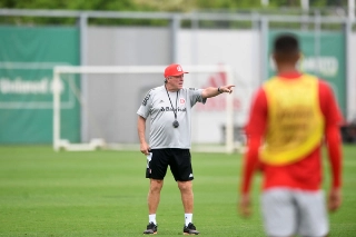 Abel Braga durante treino no CT Parque Gigante nesta semana. Foto: Ricardo Duarte/Inter