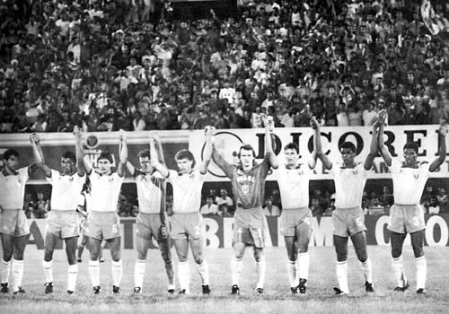 Seleção Brasileira que empatou em jogo amistoso com o Paraguai, 1 a 1, em Campo Grande (MS), no dia 27 de fevereiro de 1991. Da esquerda para a direita: Charles (ex-Bahia), Cafu, Leonardo, Cuca, Gil Baiano, Taffarel, Adilson (o Adilson Batista), Moacir (jogou no Atlético Mineiro, Corinthians, Fla e outras equipes) e Paulão (zagueiro do Cruzeiro e do Grêmio).
