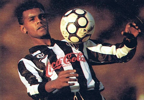 Moacir, em 1991, envergando a camisa do Galo Mineiro. A reprodução é da Revista Placar