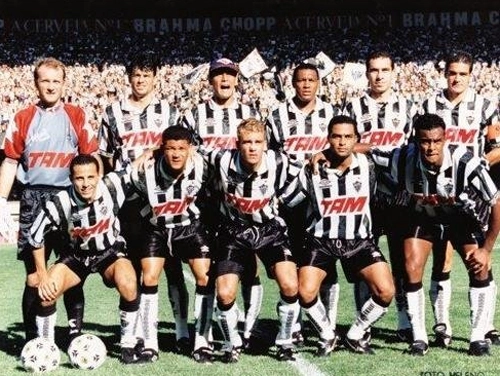 Vejam o Galo que disputou e perdeu a semifinal do Campeonato Brasileiro de 1996 para a Portuguesa. No Mineirão estão, em pé, Taffarel, Ronaldo Guiaro, Rogério Pinheiro, Dinho, Carlos e Paulo Roberto Prestes; agachados vemos Euller, Renaldo, Fábio Augusto, Leandro Tavares e Moacir