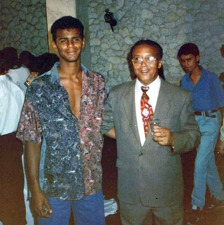 Moacir (esq), em fevereiro de 1992, ao lado do fã Geraldo Diniz