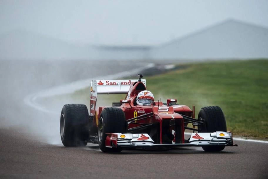 Em 29 de dezembro de 2014, testando pela primeira vez um carro de Fórmula 1 da Ferrari, modelo 2012, em Fiorano. Foto: Ferrari