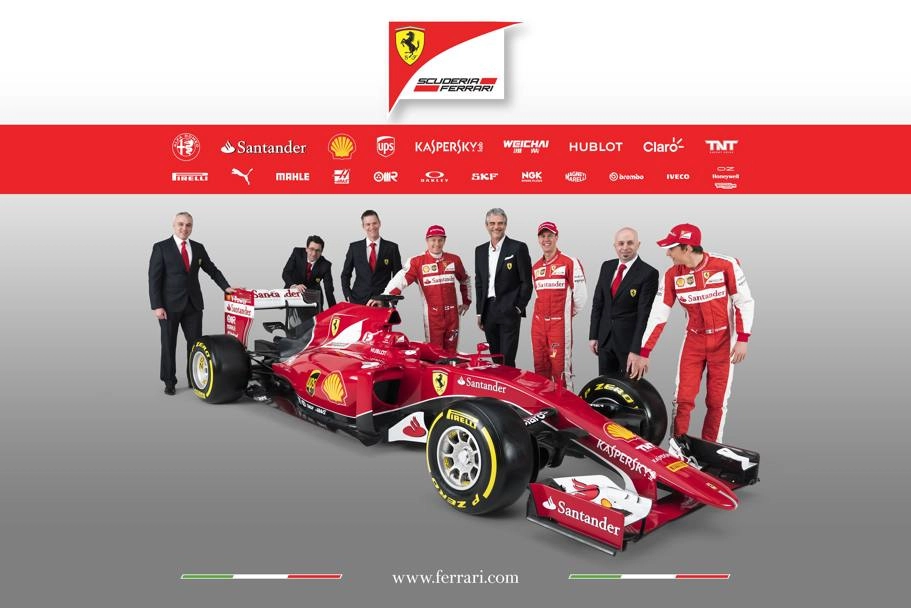 Em 30 de janeiro de 2014, técnicos da Ferrari posam com os pilotos (pela ordem, de macacões) estão Kimi Raikonnen, Sebastian Vettel e Esteban Gutiérrez (piloto de testes), durante a apresentação da SF15-T, carro da equipe italiana para a temporada de 2015. Foto: Ferrari