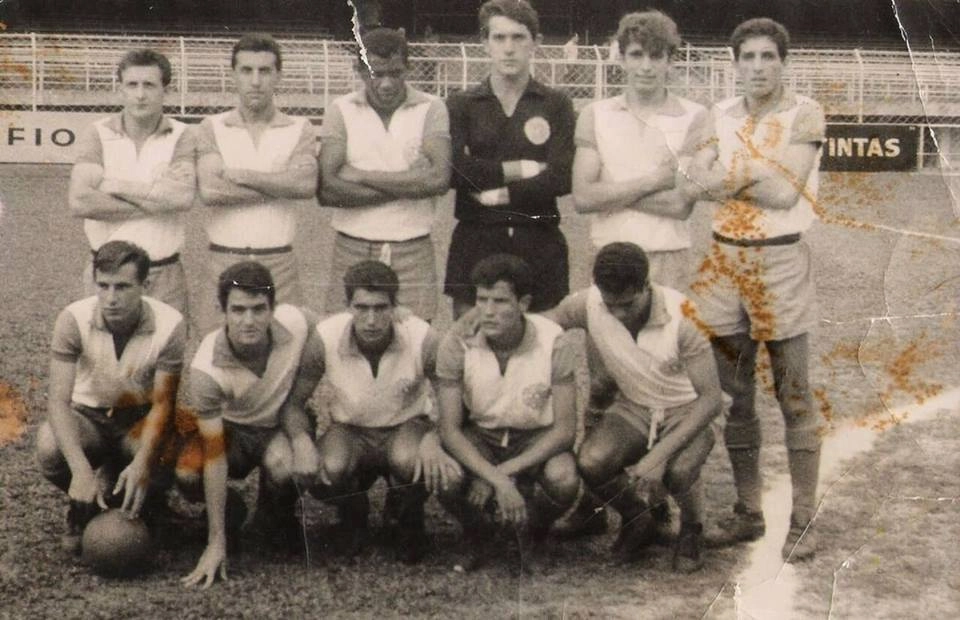 O Santos recebeu o São Bento na Vila Belmiro em 1966 e venceu por 2 a 0. O São Bento que foi a campo. Em pé, da esquerda para a direita: Rato, Nelson Chupeta, Luis Pereira, Ney, Marinho Peres e Valdir Caruso. Agachados: Tito, Jr Police, Néo, Baúgo e Carlinhos Costa