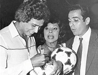 Roberto Dinamite autografa bola ao lado da cantora Eliana Pittmann e do presidente vascaíno Eurico Miranda, na década de 80. Foto: netvasco
