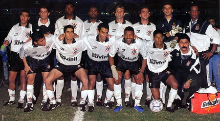 O Corinthians campeão da Copa do Brasil em 1995 tem em pé: André Santos, o preparador físico, Bernardo, Célio Silva, Henrique, Zé Elias, Ronaldo e o preparador de goleiros Agnaldo Moreira. Agachados: Souza, Silvinho, Marques, Viola e Marcelinho Carioca