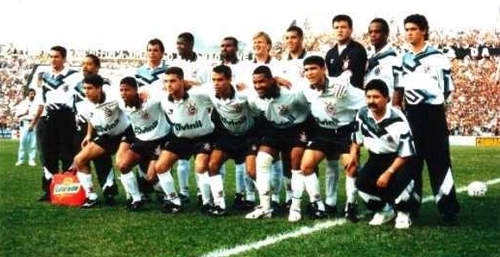 Foto do Corinthians em 1995 no estádio Santa Cruz em Ribeirão Preto. Em pé estão Jô Orlando (preparador físico), Carlinhos (massagista), Toninho Oliveira (preparador físico), Bernardo, Celio Silva, Henrique, André Santos, Ronaldo, Aguinaldo Moreira (treinador de goleiros) e Wagner (preparador físico); agachados vemos Silvinho, Marcelinho Carioca, Zé Elias, Marques, Viola, Souza e o massagista Ciro.