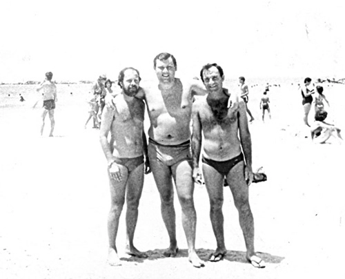 Fran Augusti, Milton Neves e Osmar Santos na praia do hotel Diplomat, às margens do Mediterrâneo