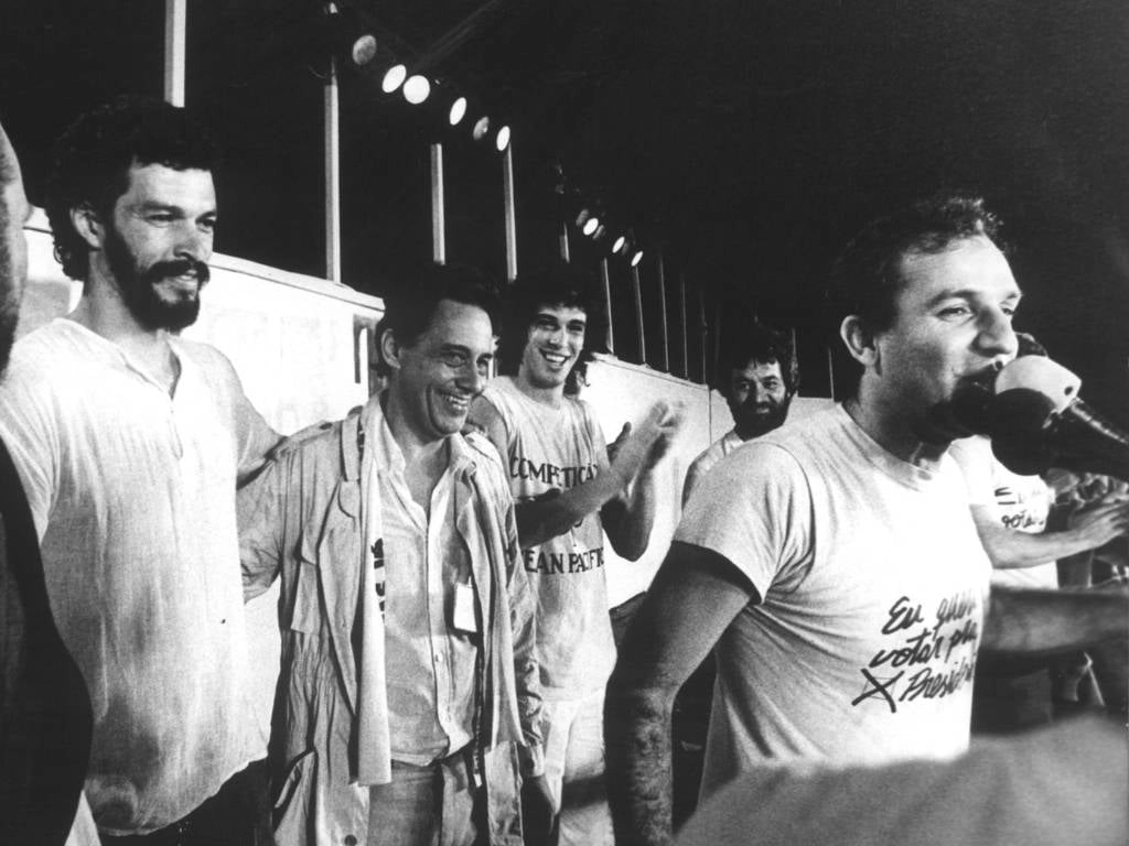 Osmar Santos comanda o palanque na campanha pelas ´Diretas Já´em 1984. Atrás, Sócrates, Fernando Henrique Cardoso, Casagrande e Adilson Monteiro Alves. Foto: Divulgação