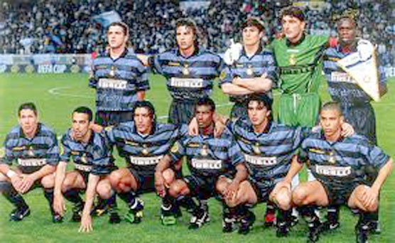 Zé Elias foi campeão da Copa da UEFA em 1998 pela Internazionale de Milão, jogando ao lado de Ronaldo Fenômeno. Em pé, da esquerda para a direita: Zé Elias, Colonese, Zanetti, Pagliuca e Taribo West. Agachados: Simeone, Djorkaeff, Zamorano, Winter, Fresi e Ronaldo. Foto: Divulgação