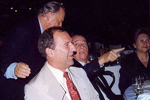 Empresário Marcos Arbaitman (em pé) e o educador Leonardo Placucci (da Uni Sant´Anna) e esposa, homenagearam Osmar Santos, em 2006