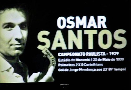 A habilidade de Osmar Santos não ficou restrita as quatro linhas. Ele ajudou a redemocratizar o Brasil em 1984 e o Museu do Futebol homenageou o locutor das 