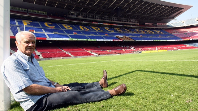Foto feita em 2007, com Evaristo sentado junto a um dos gols do Estádio Camp Nou, em Barcelona. Evaristo participou do jogo inaugural deste Estádio e foi o primeiro jogador o Barcelona a marcar 3 gols em uma partida neste Estádio. A primeira vez contra o Valladolid e a segunda contra o Real Madri. Foto enviada por José Eustáquio