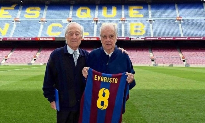 Homenagem que o Barcelona fez a Evaristo (à direita), o maior artilheiro do time, tendo marcado 178 gols em 226 jogos. Na foto, além de Evaristo aparece seu companheiro de ataque Tejada. Foto enviada por José Eustáquio