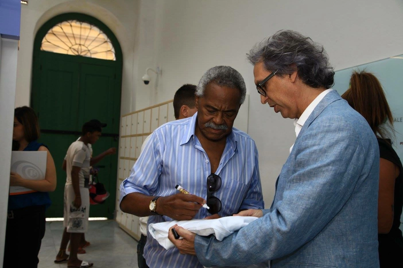 Coutinho dá autógrafos no lançamento do livro ?Segundo Tempo ? De Ídolo a Mito?, de Odir Cunha, em evento realizado no Museu Pelé. Foto: Reprodução
