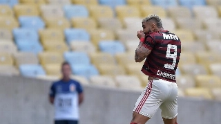 Fla vira sobre Athletico com gol aos 50 do 2º tempo e dá sobrevida a Abel