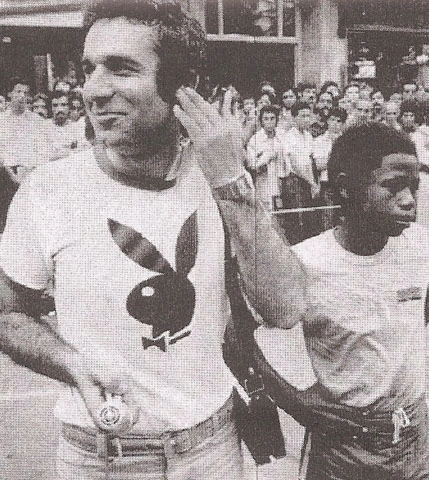 Osmar, vestindo uma camiseta com o coelhinho da playboy, quando estava se transferindo da Rádio Jovem Pan para a Rádio Globo. Reprodução: Revista Veja/Pedro Martinelli