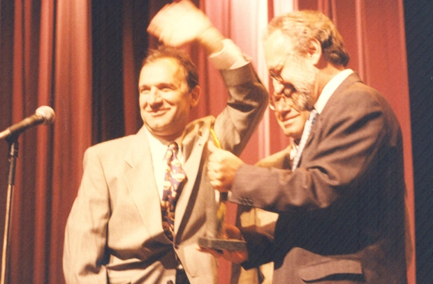 Osmar Santos, Edson Stamachia e Odinei Edson ao fundo. Festa da ACEESP, em 1985. Foto: Acervo ACEESP