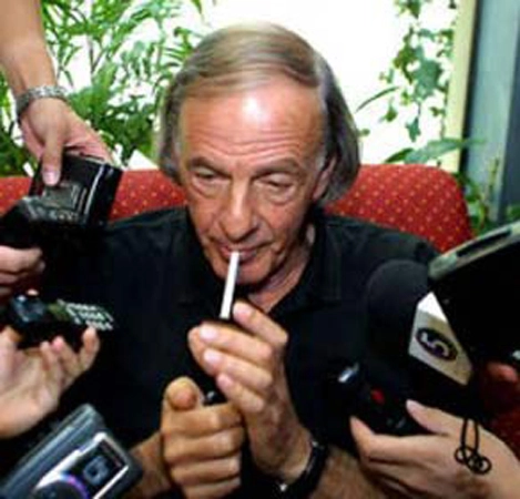 Como de costume, César Luis Menotti fuma seu cigarro durante entrevista com a imprensa