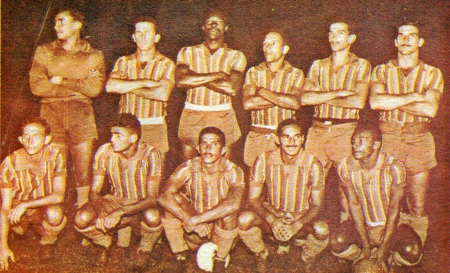 Um dos momentos mais importantes da história do querido Esporte Clube Bahia. Em 1959, o time levantou a Taça Brasil derrotando o poderoso Santos de Pelé. Em pé estão Nadinho, Leone, Henricão, Flávio, Vicente e Beto. Agachados estão Marito, Alencar, Léo Briglia, Bombeiro e Biriba.