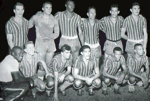 Campeões da Taça Brasil de 1959. Em pé estão Beto, Nadinho, Henricão, Flavio, Vicente e Nenzinho; agachados vemos Pai Santana, Marito, Alencar, Léo, Mario e Biriba.