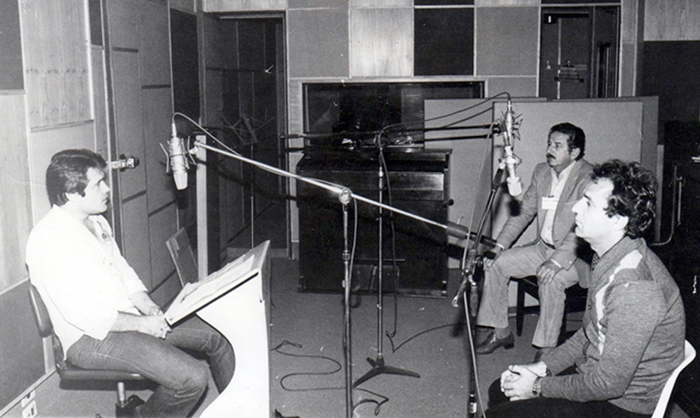 Em 1982, Flávio Guimarães entrevistou os narradores Osmar Santos, em primeiro plano, e Fiori Giglioti, ao fundo, ambos à direita da imagem. Foto: Arquivo pessoal