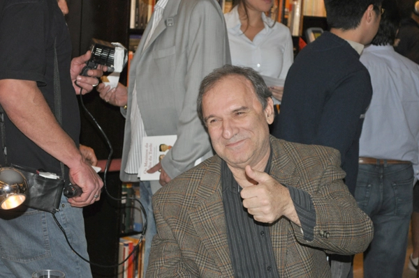 Osmar encantou os amigos com sua presença na noite de 24 de maio de 2011, na Livraria da Vila, nos Jardins. Foto: Marcos Júnior/Portal TT