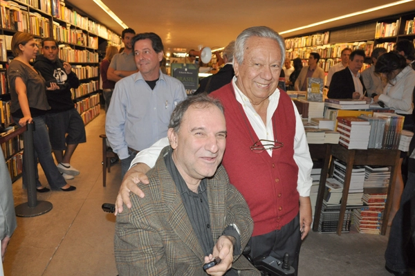 Osmar Santos e Juarez Soares em 24 de maio de 2011, na Livraria da Vila, na Alameda Lorena, no bairro dos Jardins, em São Paulo. Foto: Marcos Júnior/Portal TT