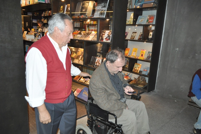 Juarez Soares conduziu Osmar Santos até a porta da Livraria da Vila. Osmar, ao celular, liga para seu motorista vir buscá-lo. Foto: Marcos Júnior/Portal TT