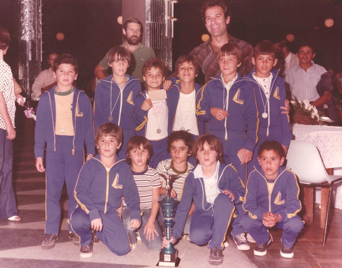 Osmar, sorridente como sempre, participando da cerimônia de entrega de medalhas dos garotinhos da Associação Atlética Santo Amaro, em São Paulo, na década de 80. Foto: Sarkis