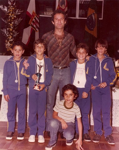 Osmar Santos (centro) com garotada campeã no futsal. Foto: Sarkis