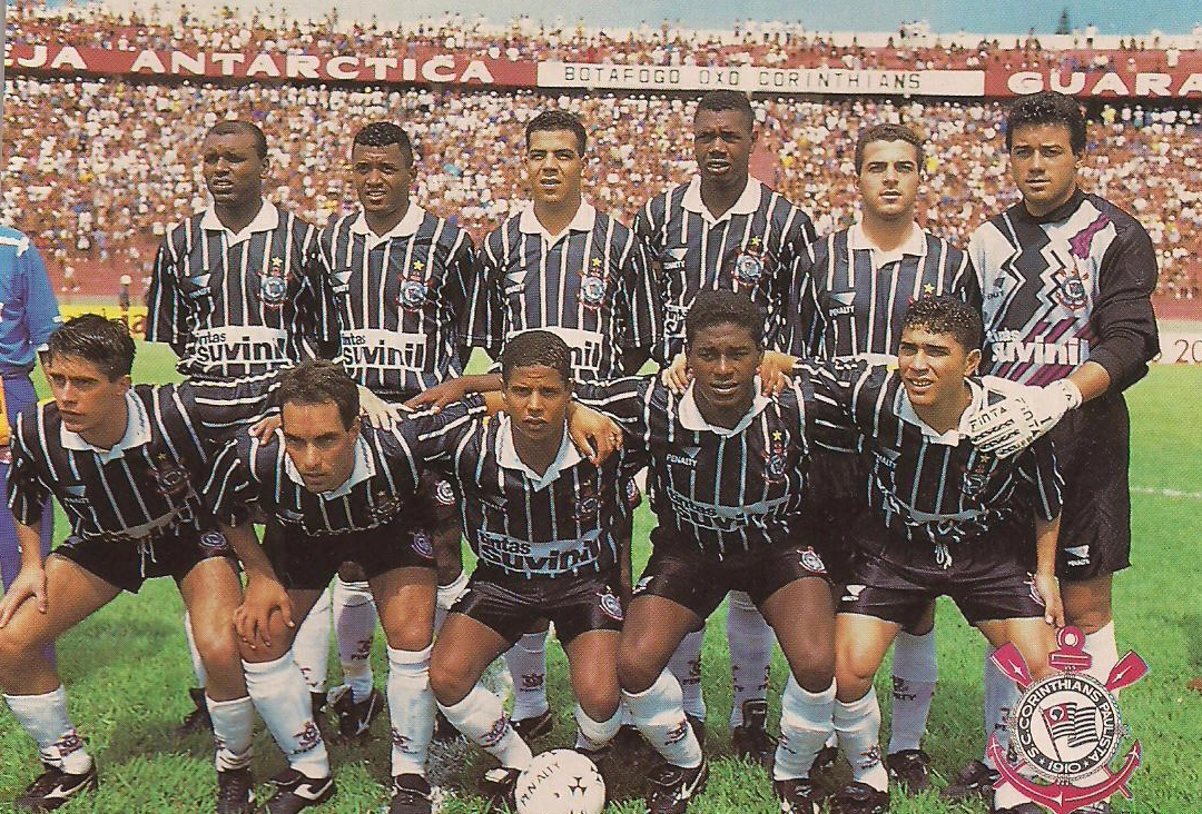 Em 27 de janeiro de 1996, dia em que o Corinthians foi a Ribeirão Preto e empatou com o Botafogo por 2 a 2. Em pé, da esquerda para a direita: Célio Silva, Carlos Roberto, André Santos , Bernardo, Zé Elias e Ronaldo. Agachados: Silvinho, Edmundo, Marcelinho Carioca, Róbson e Souza. Do arquivo pessoal da jornalista e fã Elisandra Amâncio enviado ao repórter Chico Santo / Terceiro Tempo.