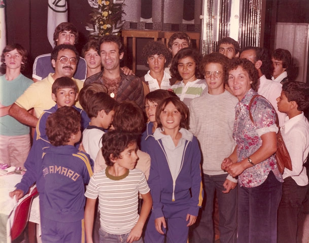 Osmar Santos à esquerda da foto é abraçado por fã que está vestindo camiseta amarela. Foto: Sarkis