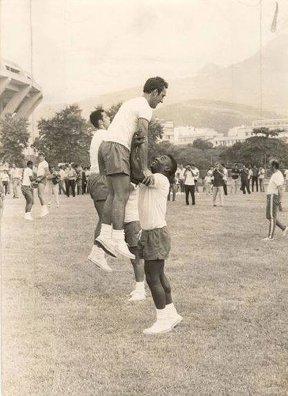 Toninho, Pelé ao fundo do lado direito, o ex-preparador Admildo Chirol. Veja como a preparação física era simples. 