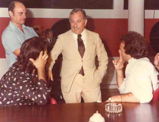 No centro, de terno claro e mão no bolso, está Henri Aidar e a direita, com a mão no rosto encontra-se o narrador Osmar Santos. Foto: Sarkis