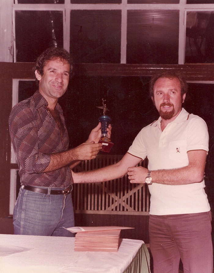 Osmar Santos à esquerda da foto entrega troféu para um atleta. Foto: Sarkis