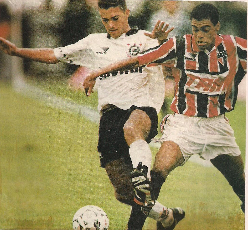 Época de ouro do futebol. A foto foi tirada no clássico entre Corinthians e São Paulo. Do arquivo pessoal da jornalista e fã Elisandra Amâncio enviado ao repórter Chico Santo / Terceiro Tempo.