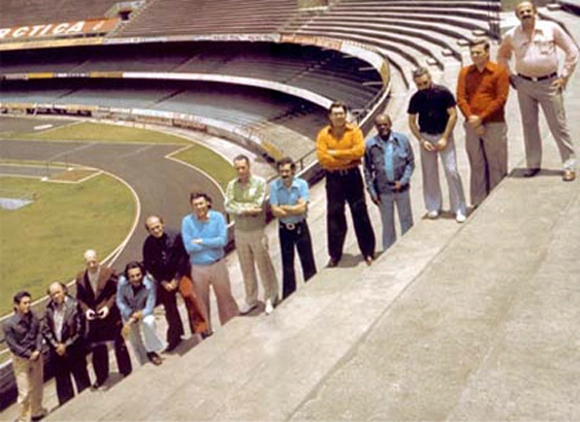 Equipe da Rádio Jovem Pan em 1973, reunida no estádio Cícero Pompeu de Toledo, o Morumbi. Época em que as arquibancadas eram apenas de cimento. Da esquerda para direita: Joseval Peixoto, Orlando Duarte, Cláudio Carsughi, Osmar Santos, Israel Gimpel, Milton Neves, Randal Juliano, Constantino Ranieri, Fausto Silva, Leônidas da Silva, Cândido Garcia, Edemar Annuseck e Aluani Neto. Dentre eles, até outubro de 2011, apenas Joseval Peixoto e Cláudio Carsughi permaneciam na Jovem Pan. Já faleceram, também até outubro de 2011: Leônidas da Silva, Cândido Garcia, Randal Juliano, Israel Gimpel e Aluani Neto