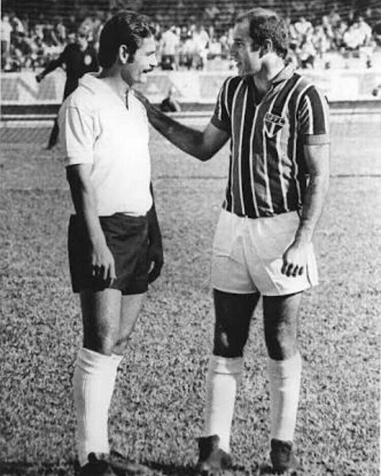 Nos anos 70, Rivellino e Gérson pouco antes de confronto entre Corinthians e São Paulo. Ao fundo, o goleiro Ado, do Crointhians. Foto: Divulgação