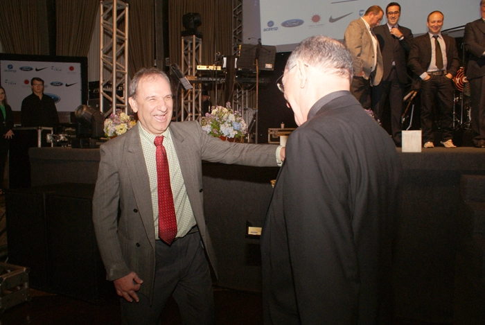 Osmar Santos abre o sorriso ao ver José Silvério. Foto: Adilson Gomes Figueredo / Aceesp