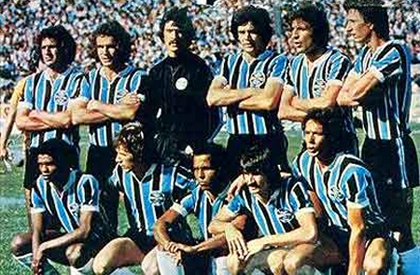 Este Grêmio quebrou uma série de oito títulos gaúchos seguidos do Inter em 1977. Na partida final, o tricolor bateu o colorado por 1 a 0, gol de André Catimba. Em pé temos Eurico, Vítor Hugo, Corbo, Cassiá, Oberdan e Ladinho; agachados vemos Tarciso, Tadeu, André Catimba, Iura e Éder Aleixo