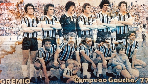 Este Grêmio quebrou uma série de oito títulos gaúchos seguidos do Inter em 1977. Na partida final, o tricolor bateu o colorado por 1 a 0, gol de André Catimba. Em pé temos Eurico, Vítor Hugo, Corbo, Cassiá, Oberdan e Ladinho; agachados vemos Tarciso, Tadeu, André Catimba, Iura e Éder Aleixo